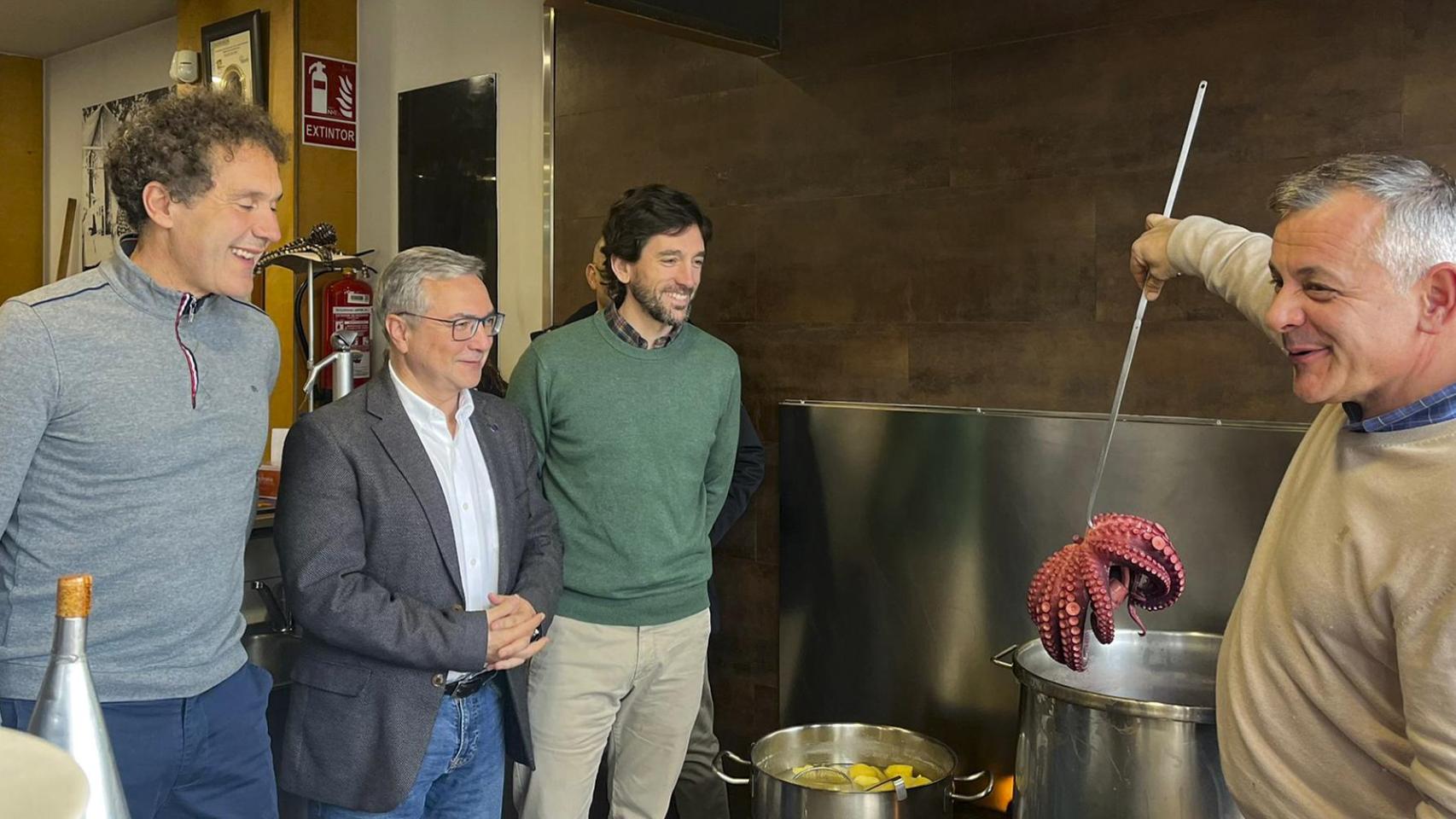 Imagen de la visita del eurodiputado gallego.