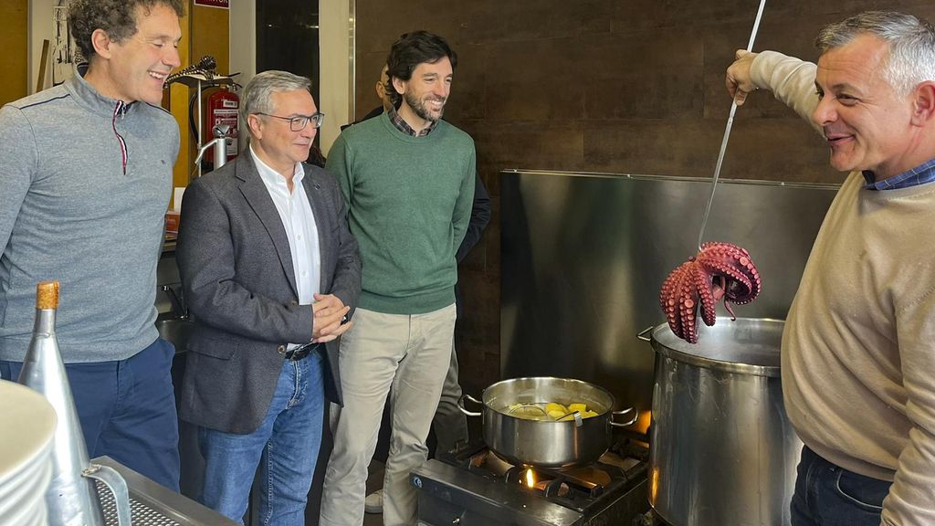 Imagen de la visita del eurodiputado gallego.