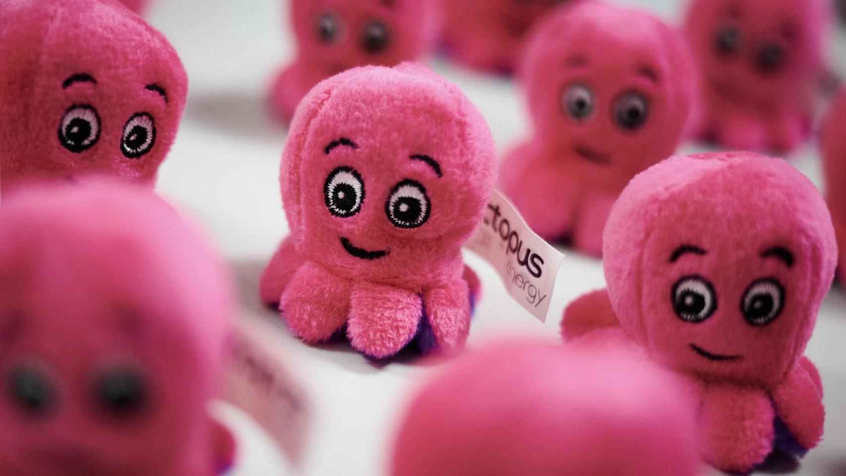 Peluches promocionales del pulpo rosa de Octopus Energy en su sede de Londres.