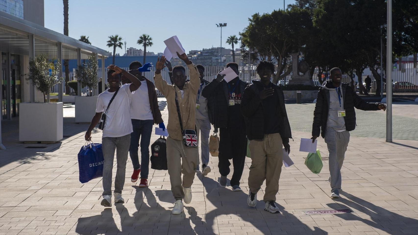 Varios migrantes subsaharianos, a la salida del CETI de Ceuta, tras la entrada de más de 500 irregulares en febrero.