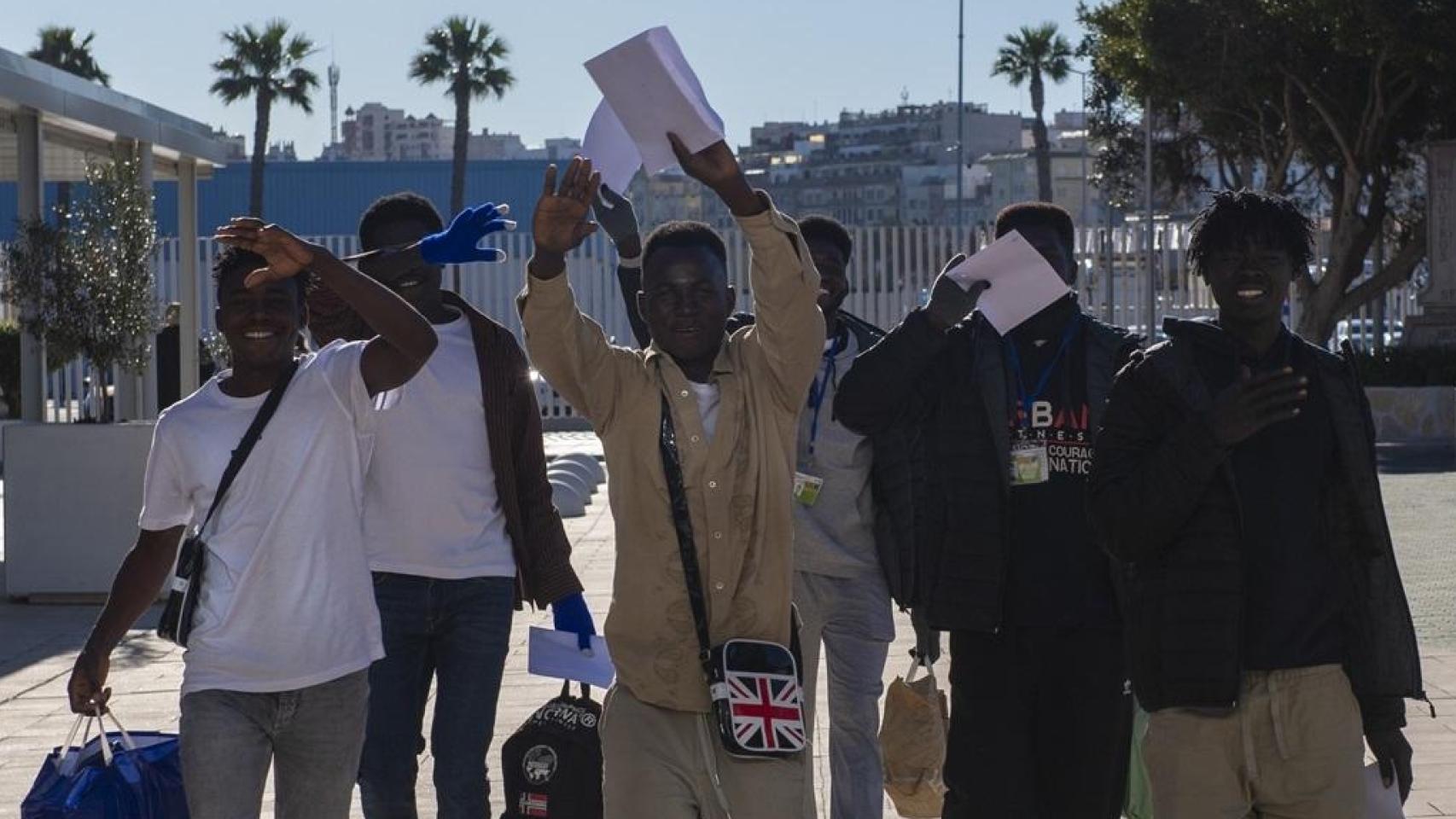 Varios migrantes subsaharianos, a la salida del CETI de Ceuta, tras la entrada de más de 500 irregulares en febrero.
