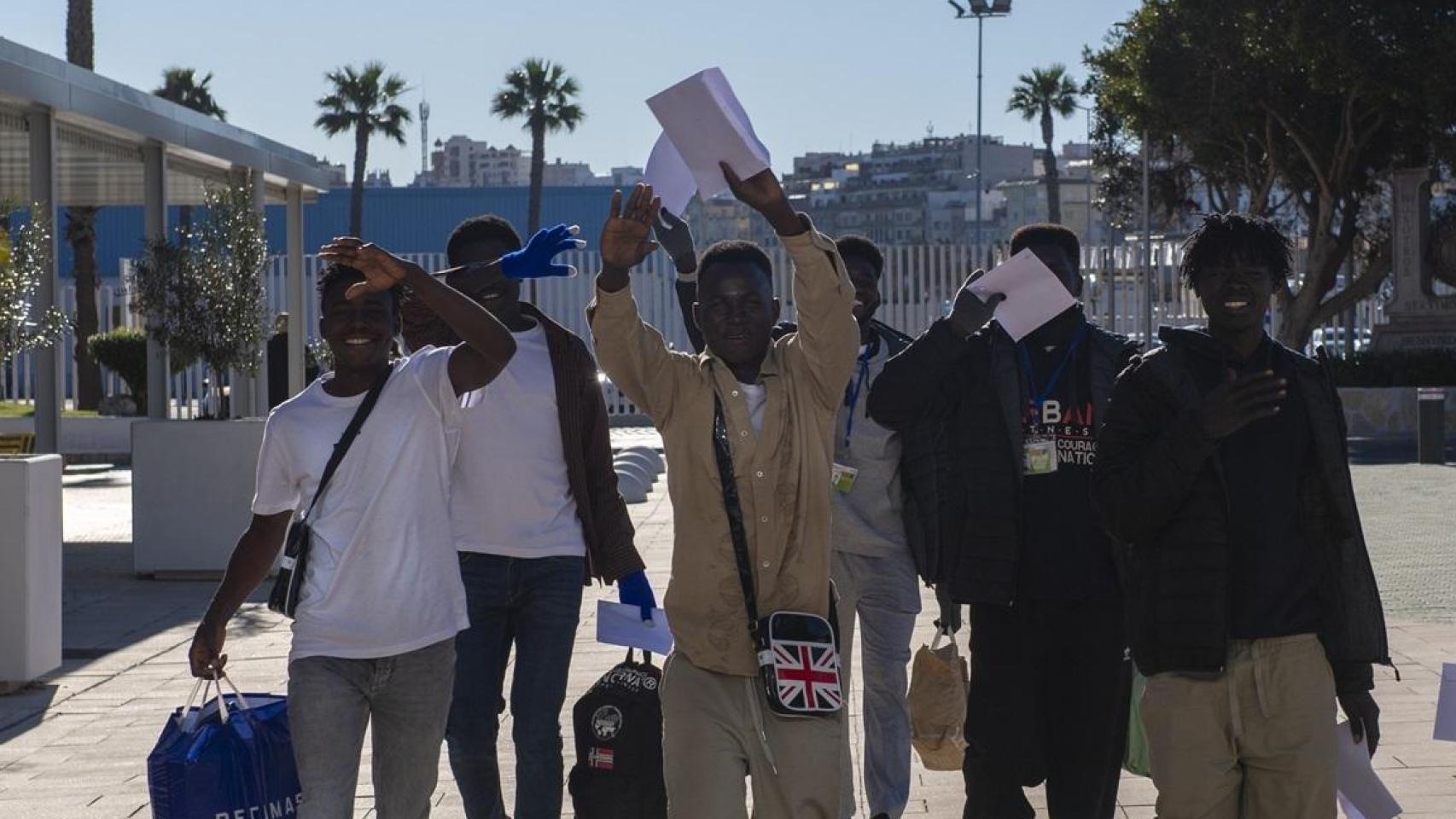 Varios migrantes subsaharianos, a la salida del CETI de Ceuta, tras la entrada de más de 500 irregulares en febrero.