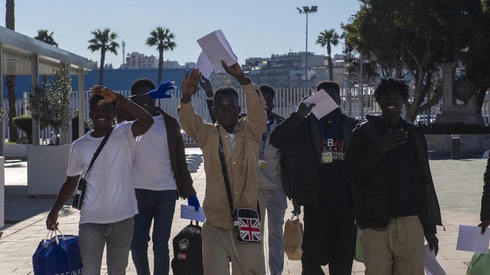 Varios migrantes subsaharianos, a la salida del CETI de Ceuta, tras la entrada de más de 500 irregulares en febrero.