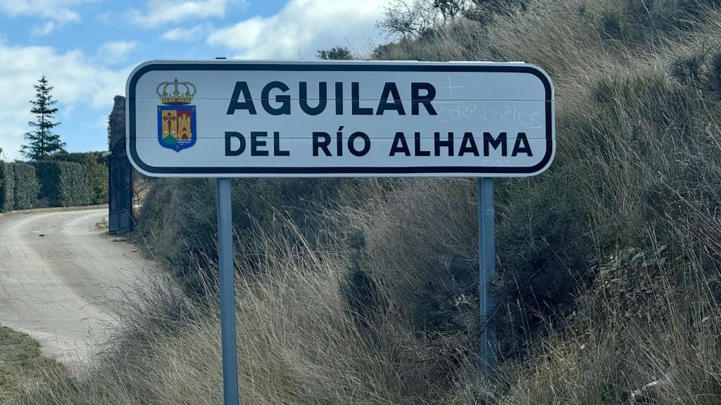 El acceso a Aguilar del Río Alhama, el lugar de origen del exjefe operativo de la Policía, convertido estos días en escenario involuntario del escándalo. la entrada del municipio riojano donde nació el exDAO de la Policía y al que volvía con frecuencia.