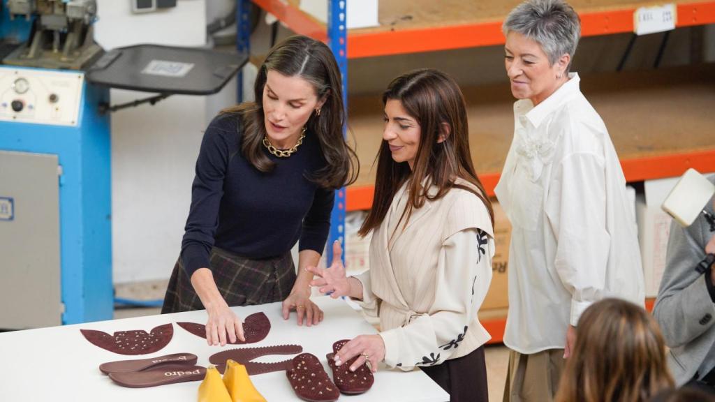 Letizia en la cadena de producción de Pedro García junto a Zahara García y Mila García.