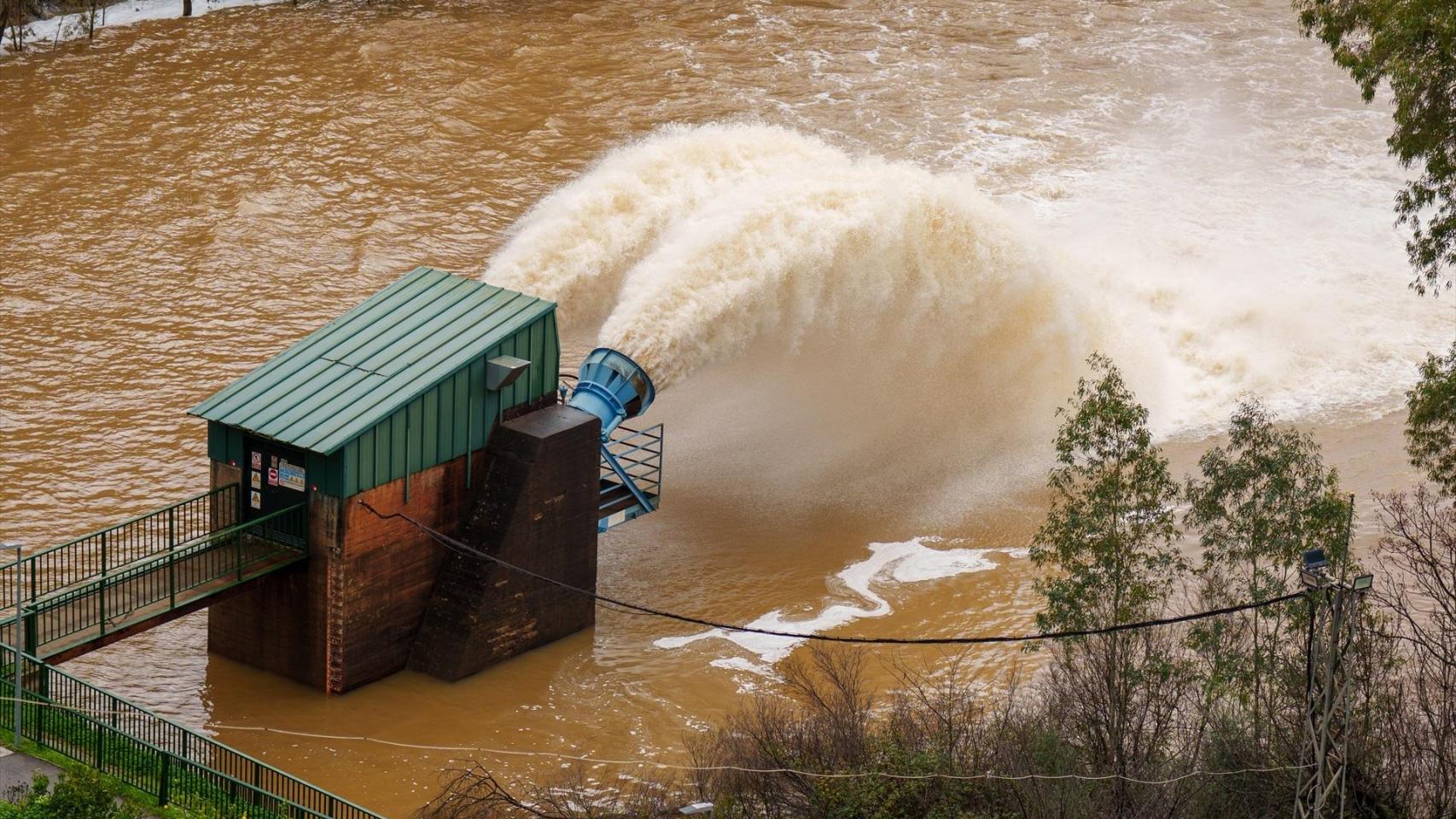 Un pantano de Sevilla desembalsa agua tras las intensas lluvias de las pasadas semanas.