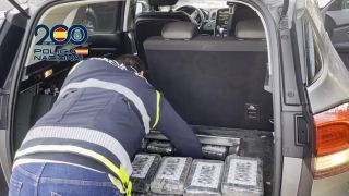 Un policía encuentra droga en el fondo camuflado de un vehículo.