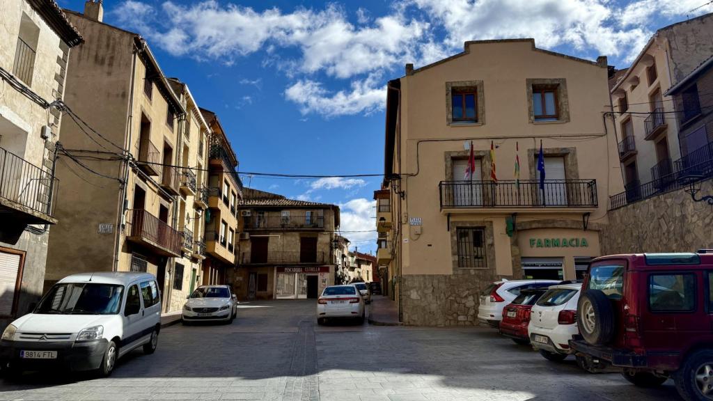 Plaza de España de Aguilar del Río Alhama, el centro del pueblo donde la vida se hace a la vista y el silencio también se nota: aquí se cruzan los vecinos, circulan las versiones y pesa la noticia que ha puesto el nombre del lugar en el mapa nacional.