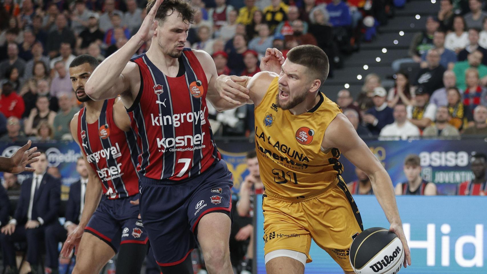 Rokas Giedraitis, presionado por Rodions Kurucs.