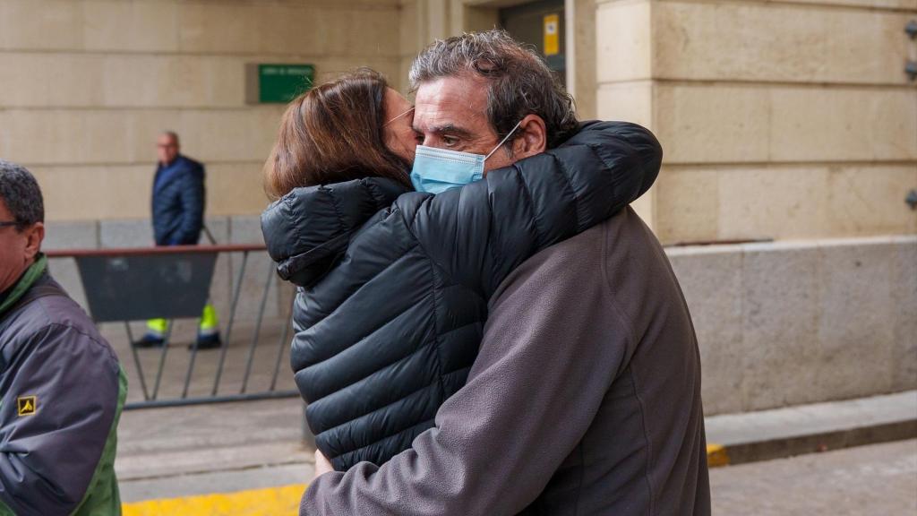 El protagonista de esta historia tenía relación con un empresario vinculado al blanqueo de capitales procedentes del narcotráfico, David R. En la imagen, el exconcejal socialista de Sevilla y nº2 de la Delegación de Gobierno de Sevilla, Rafael Pineda, abraza a una mujer tras prestar declaración ante el juez instructor de la causa.
