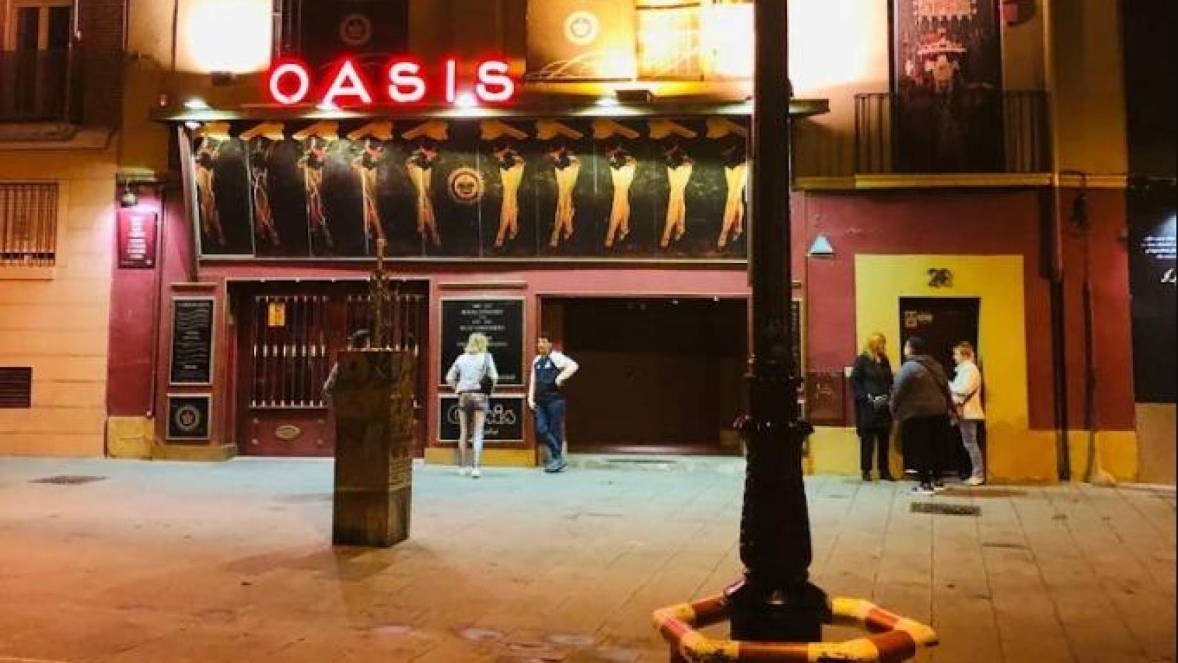 Fachada de la discoteca, en el Casco Histórico de Zaragoza, por la noche.