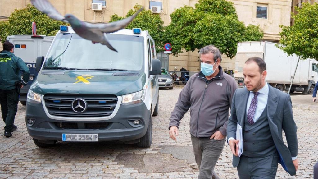El exjefe de gabinete de la Delegación del Gobierno en Andalucía, Rafael Pineda (i), acompañado por su abogado, Alberto Castejón (d), tras prestar declaración en los Juzgados de Sevilla.