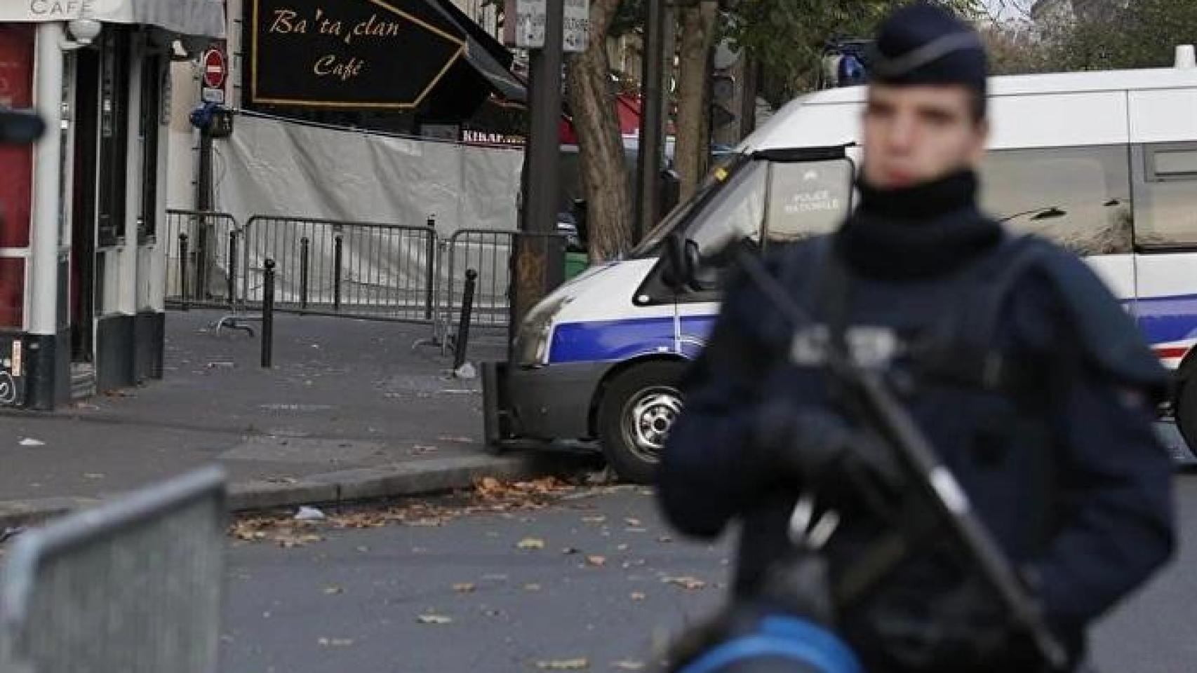 Imagen de archivo de un Policía junto a la puerta de la sala Bataclan días después del ataque terrorista.