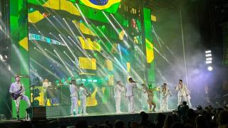 La Orquesta París de Noia llena de música y ritmo el Carnaval de Vigo
