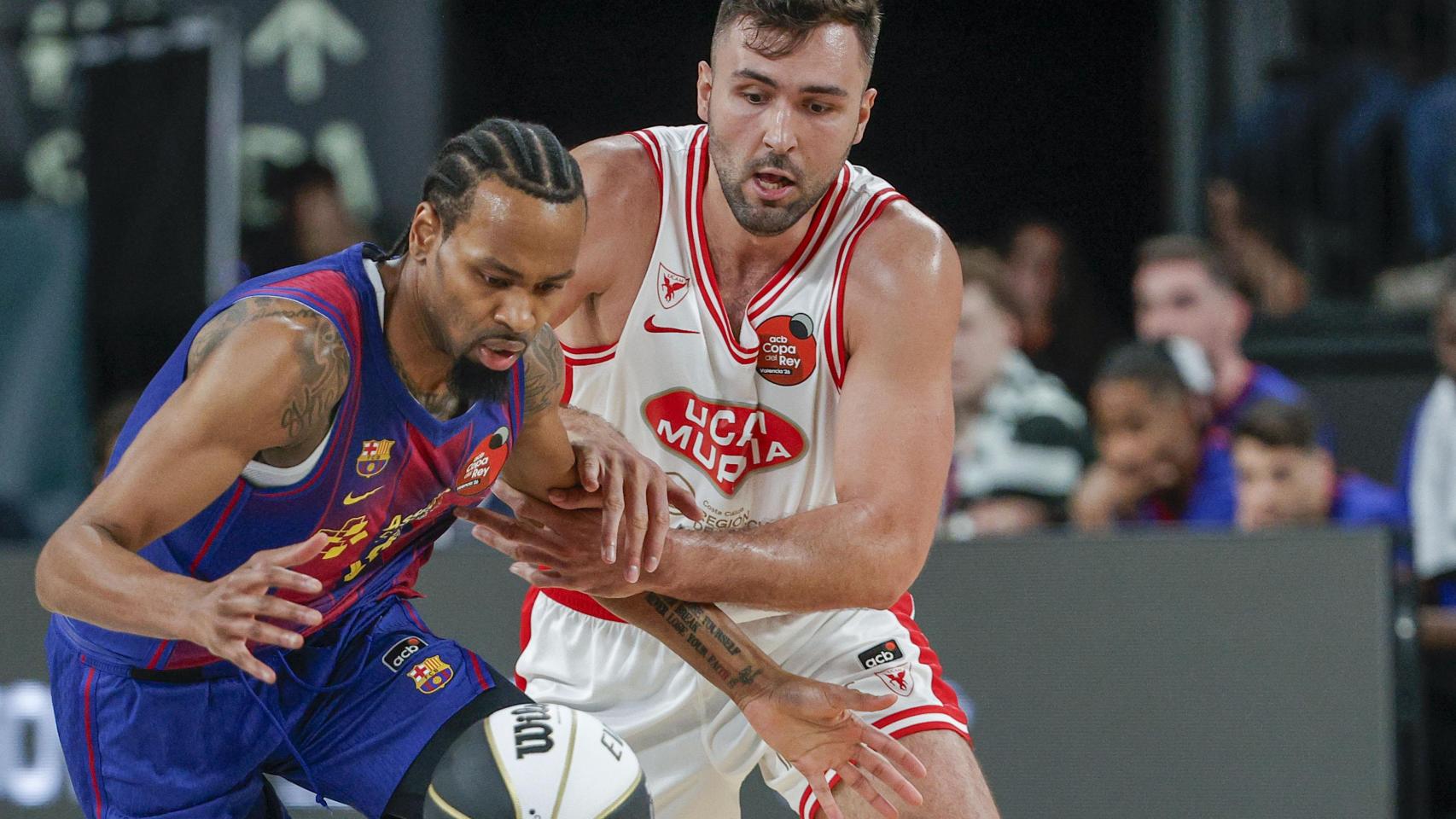 Kevin Punter lucha por el balón con Emanuel Cate.