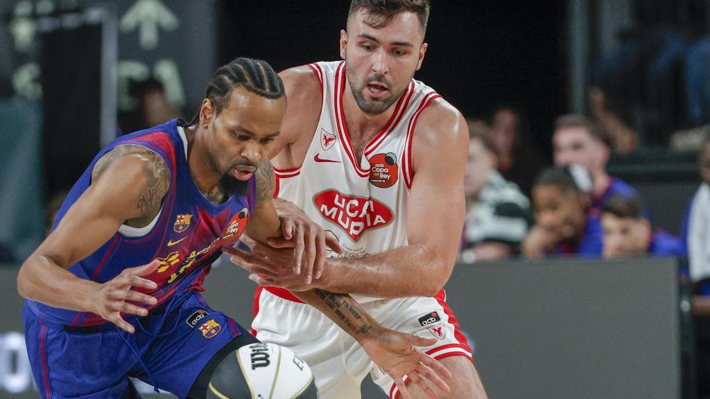 Kevin Punter lucha por el balón con Emanuel Cate.