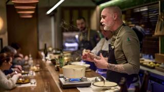 Rodrigo de la Calle tras la barra del restaurante donde se disfrutan los arroces de Barbecho.