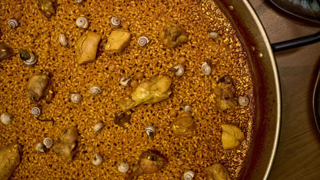 Arroz con conejo, pollo y caracoles, de Barbecho.