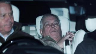 El expríncipe Andrés, a su salida de comisaría tras 11 horas detenido