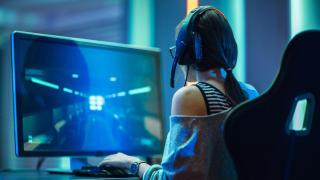 Imagen de archivo de una chica jugando videojuegos.