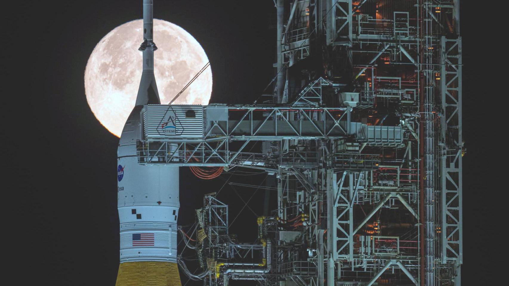 Imagen del cohete del SLS y la nave espacial Orion de la misión Artemis II de la NASA