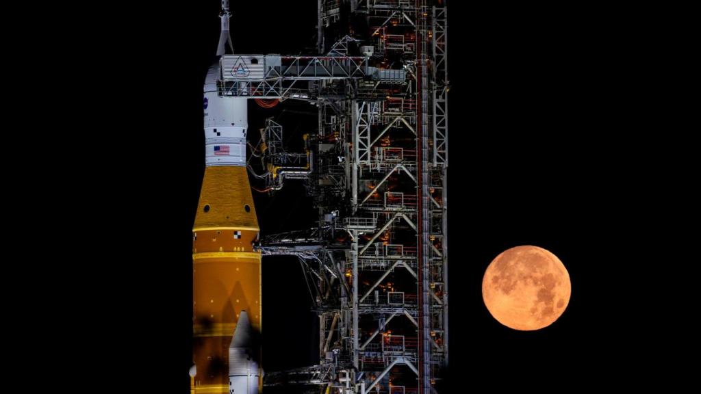 Imagen de la luna llena brillando sobre el SLS (Sistema de Lanzamiento Espacial) y la nave espacial Orion de la NASA