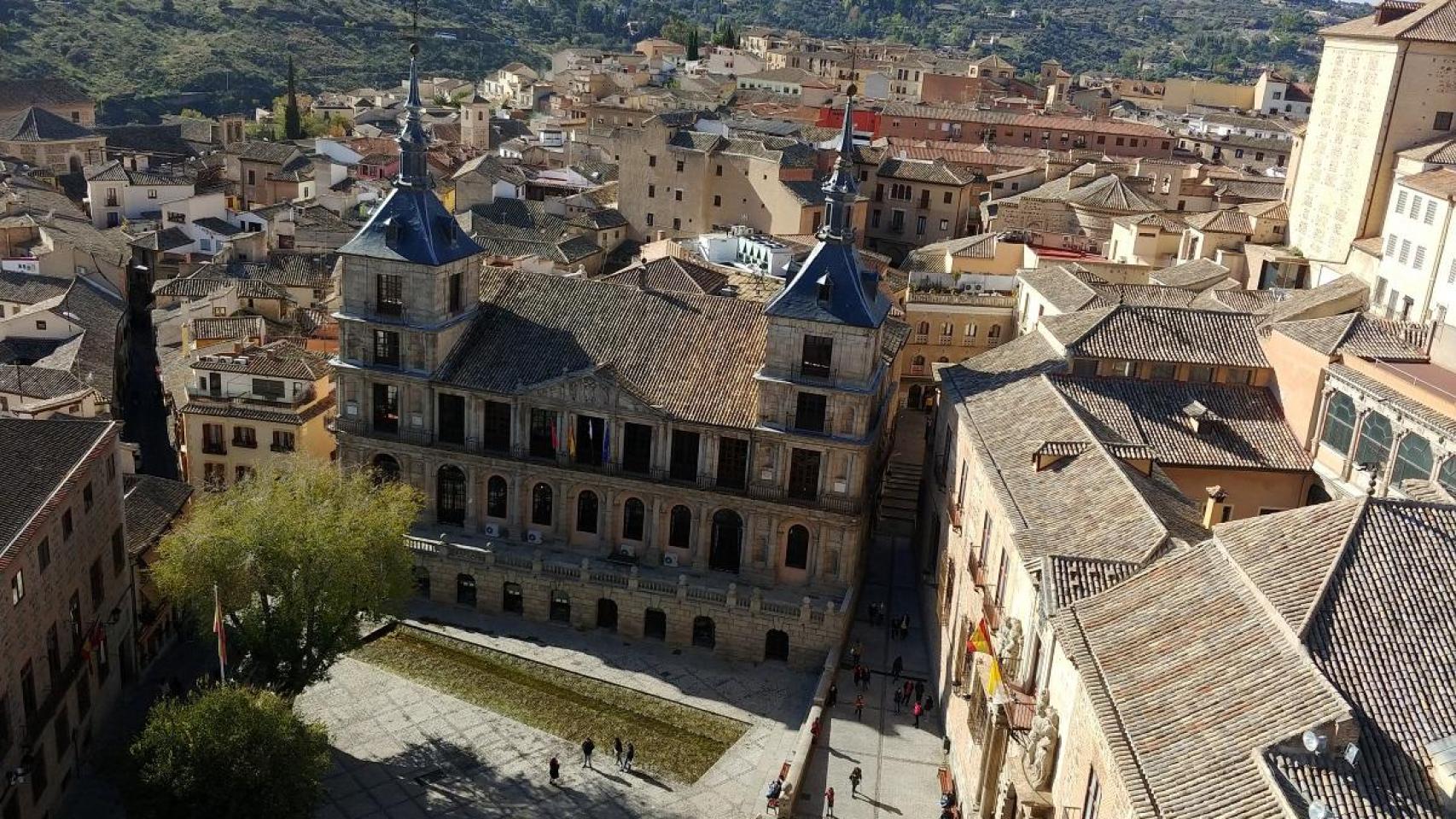 Vista panorámica del Ayuntamiento desde la torre de la Catedral.