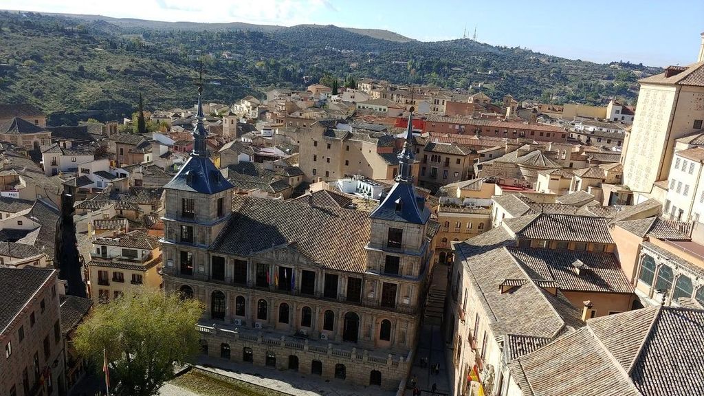 Vista panorámica del Ayuntamiento desde la torre de la Catedral.