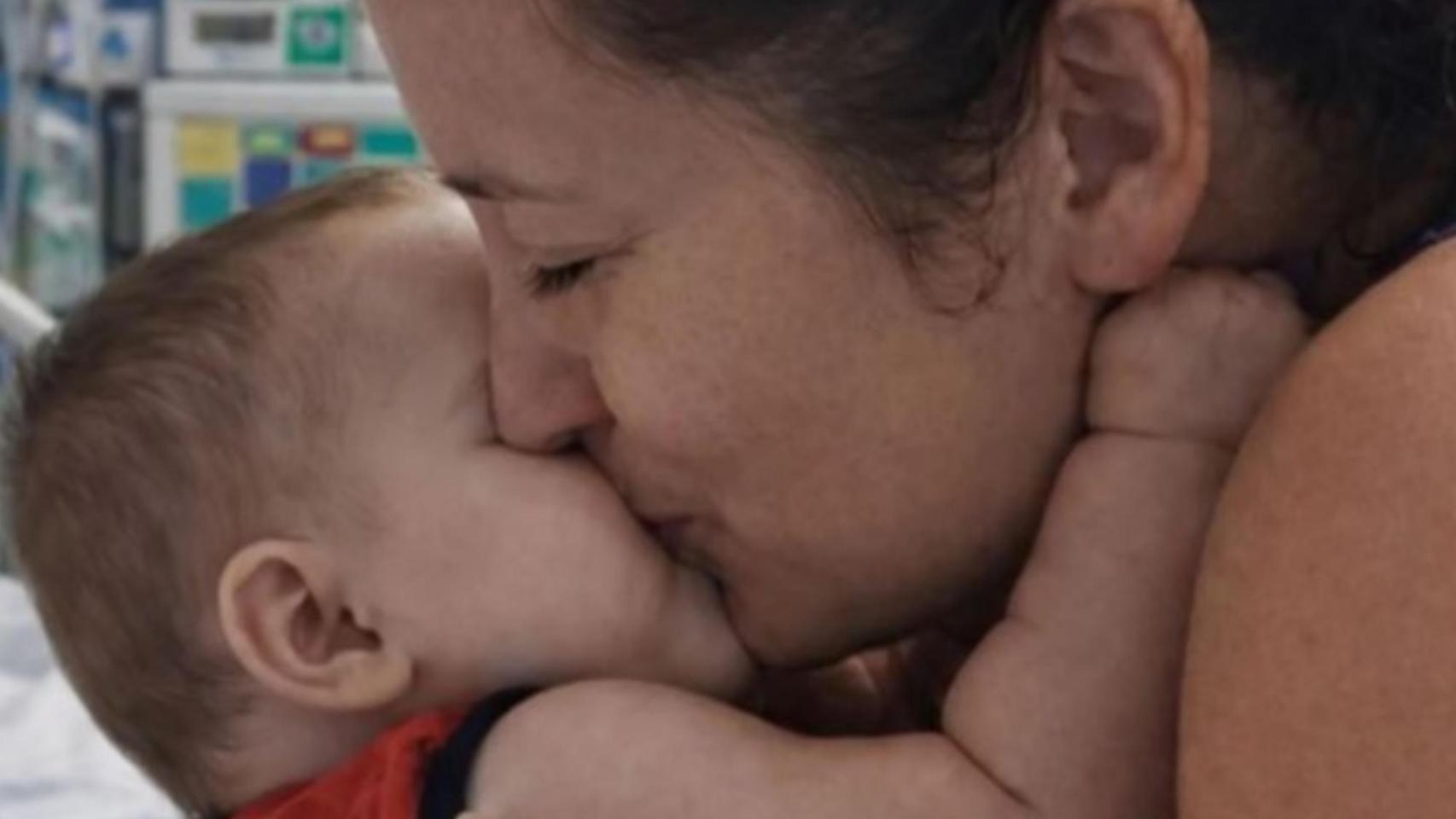 Domenico, el niño de dos años que recibió un corazón quemado junto a su madre.