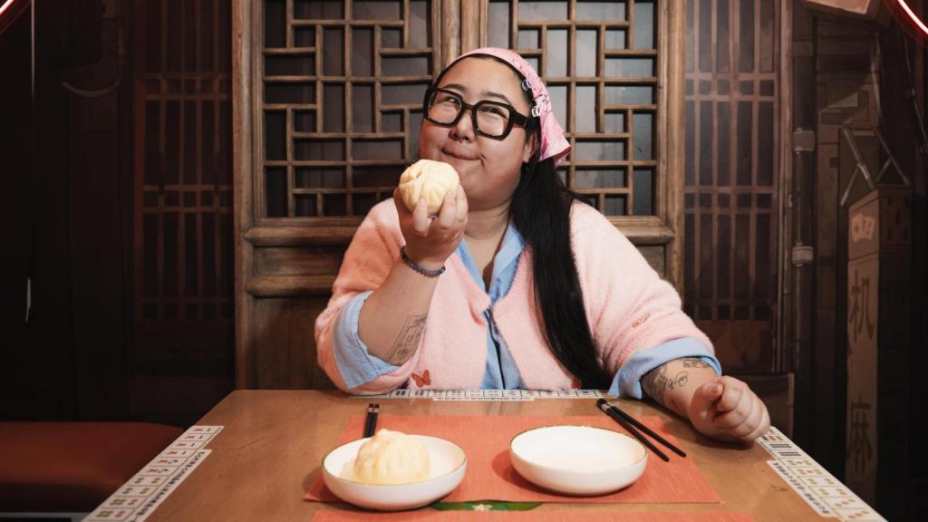 Carmen Xiao sujetando un baozi.