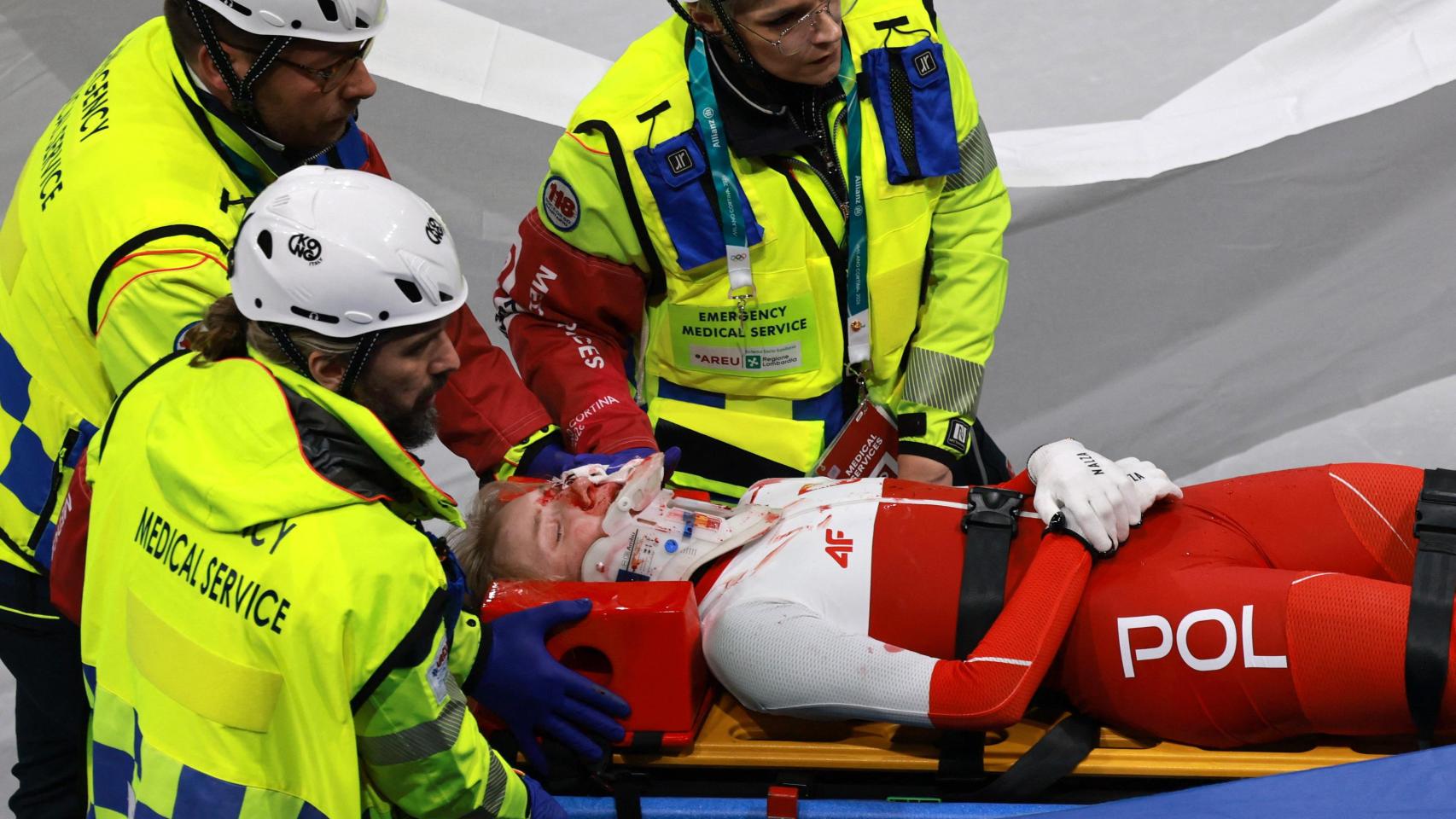 Kamila Sellier, evacuada en camilla después de que una cuchilla le golpeara a milímetros del ojo