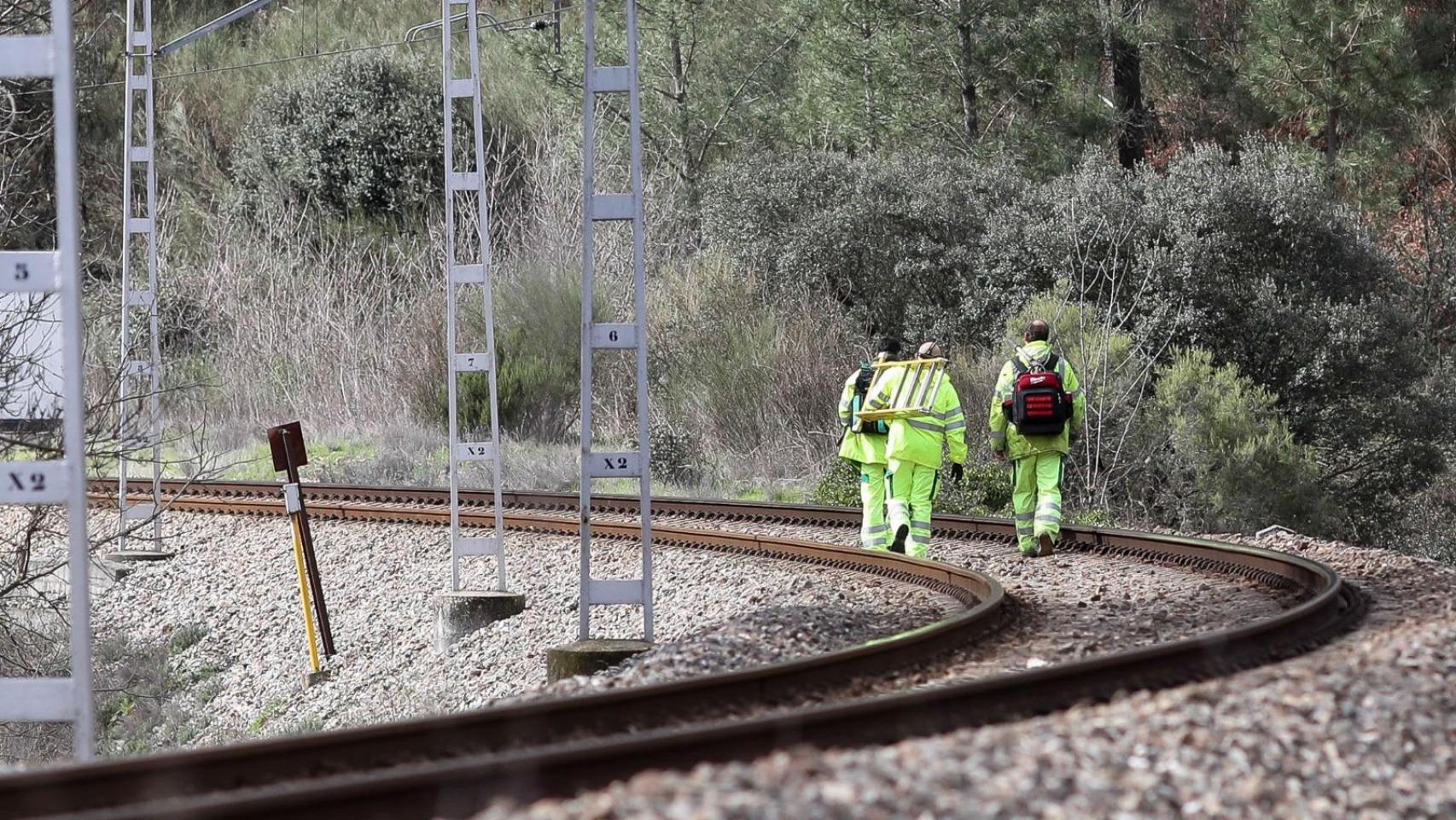 Imagen de archivo de unos trabajadores reparando las vías ferrovíarias.