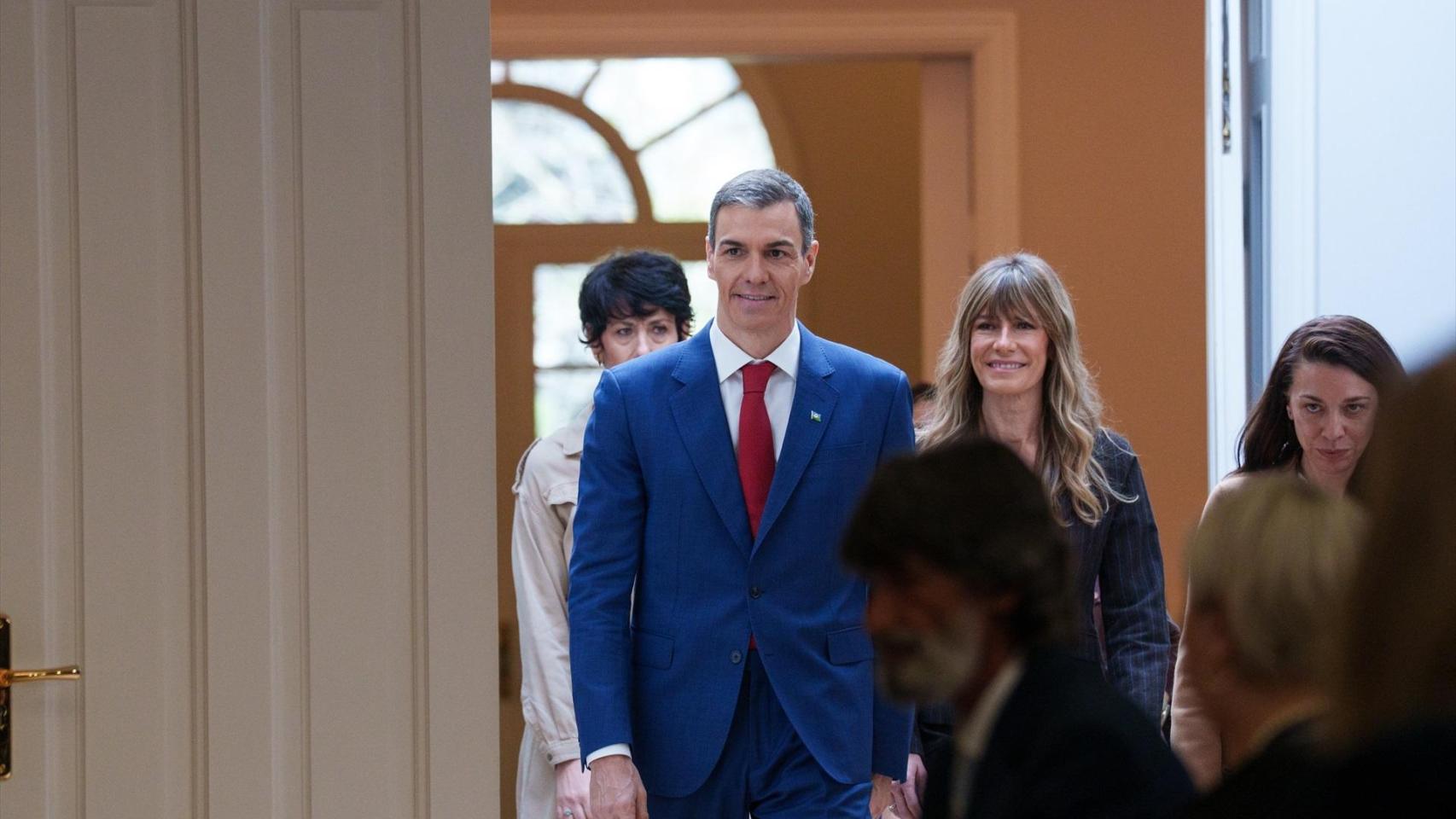 El presidente del Gobierno, Pedro Sánchez, junto a su mujer, Begoña Gómez, durante un acto en la Moncloa.