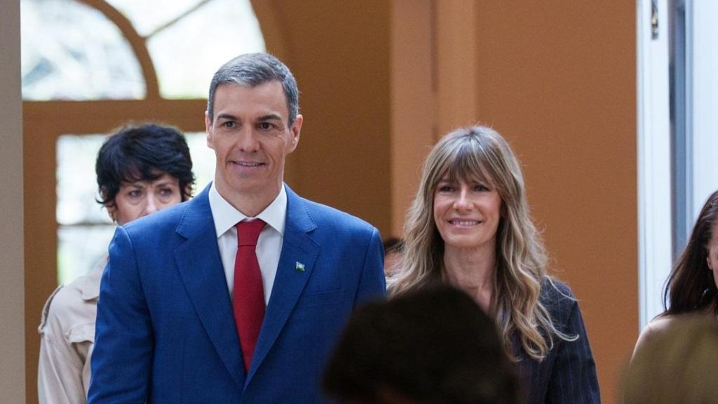 El presidente del Gobierno, Pedro Sánchez, junto a su mujer, Begoña Gómez, durante el acto de homenaje al pueblo gitano en la Moncloa.