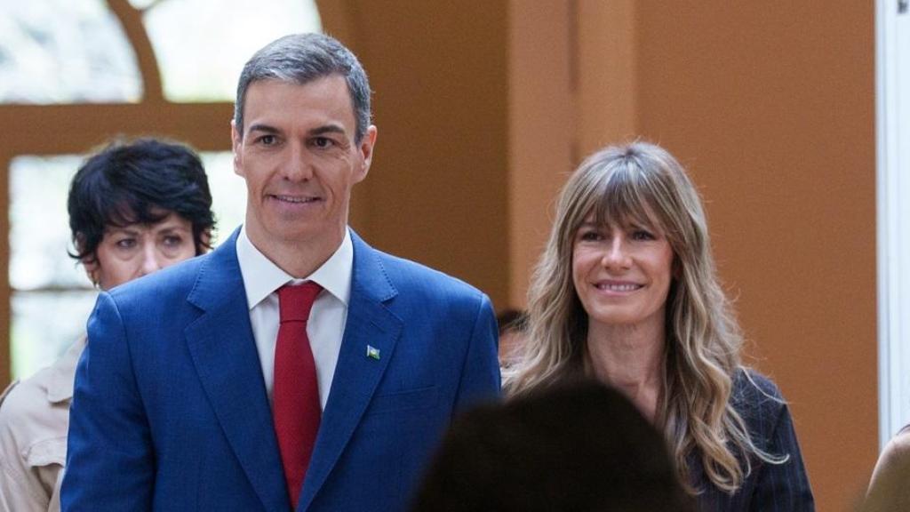 El presidente del Gobierno, Pedro Sánchez, junto a su mujer, Begoña Gómez, durante el acto de homenaje al pueblo gitano en la Moncloa.