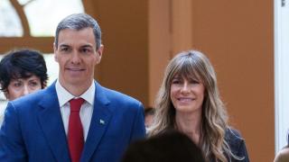 El presidente del Gobierno, Pedro Sánchez, junto a su mujer, Begoña Gómez, durante el acto de homenaje al pueblo gitano en la Moncloa.