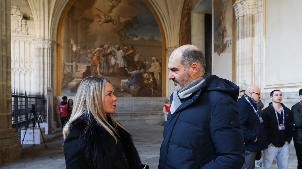 Velasco conversa con la presidenta de la Asociación de Guías de Castilla-La Mancha, Valle Vicente.