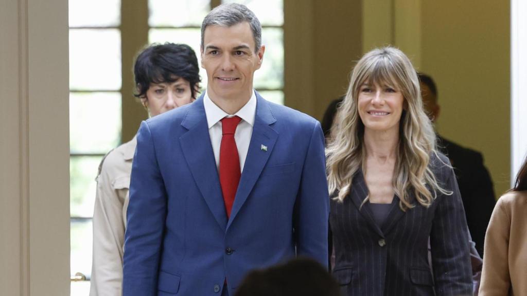 El presidente del Gobierno, Pedro Sánchez, junto a su mujer, Begoña Gómez, este sábado en la Moncloa.