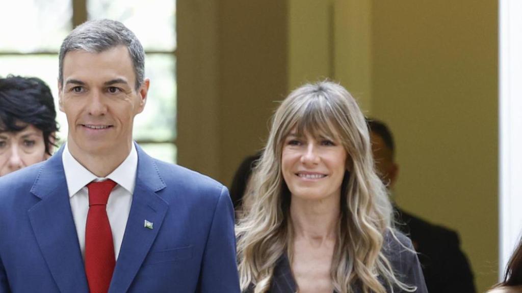 Begoña Gómez junto al presidente del Gobierno, Pedro Sánchez, en el acto homenaje del pueblo gitano este sábado en el Palacio de la Moncloa.