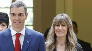 Begoña Gómez junto al presidente del Gobierno, Pedro Sánchez, en el acto homenaje del pueblo gitano este sábado en el Palacio de la Moncloa.