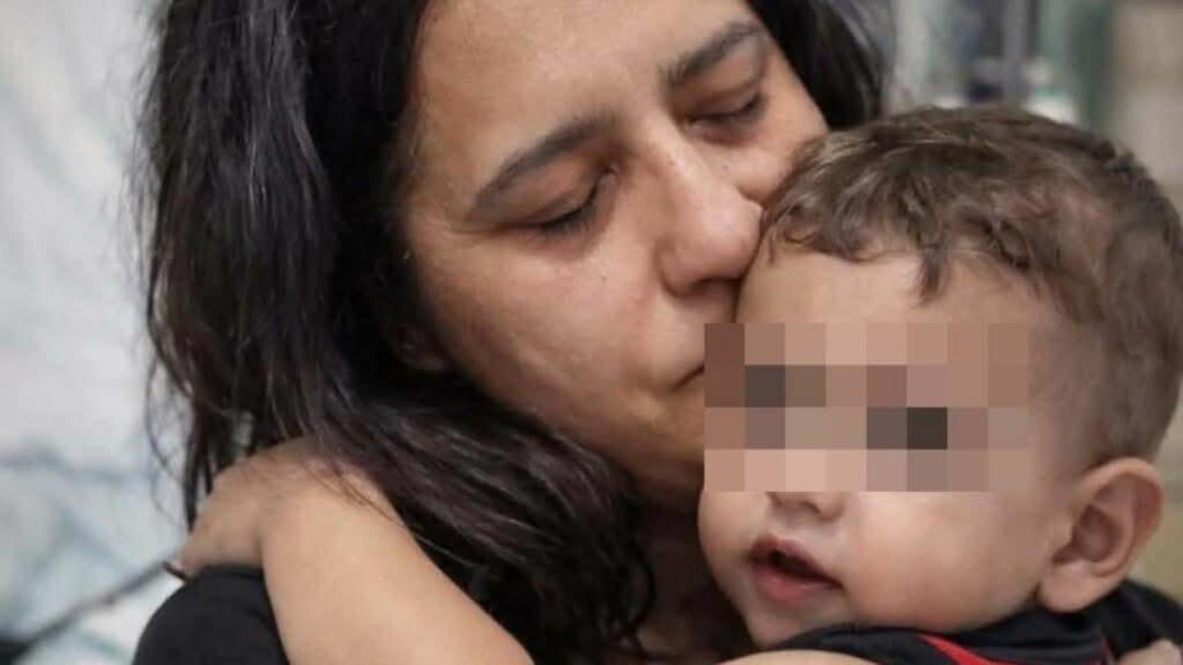 El pequeño Domenico junto a su madre, Patrizia.