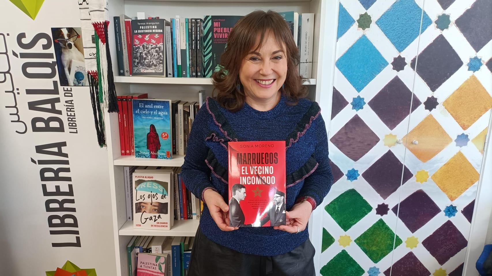 La periodista de El Español especializada en Marruecos, Sonia Moreno, sostiene su libro 'El vecino incómodo' presentado en la librería Balqís en Madrid.