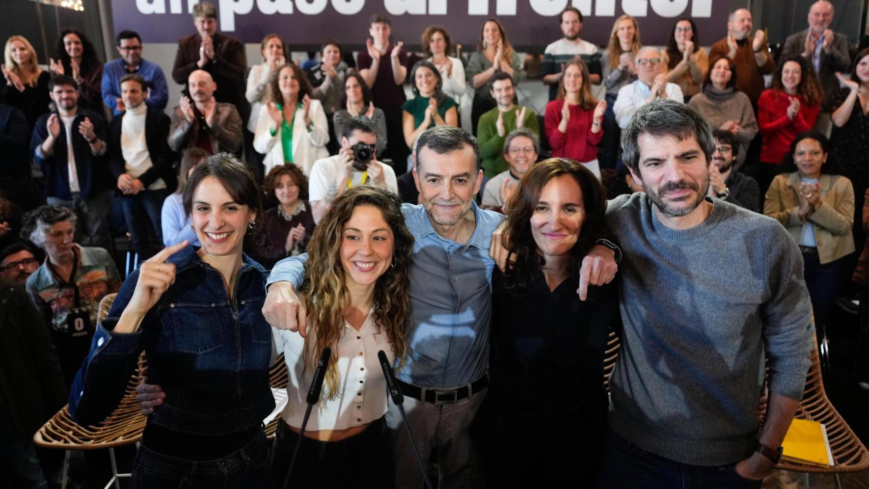 Los ministros Ernest Urtasun y Mónica García, Lara Hernández (Sumar), Antonio Maíllo (IU) y Rita Maestre, este sábado en el Círculo de Bellas Artes de Madrid.
