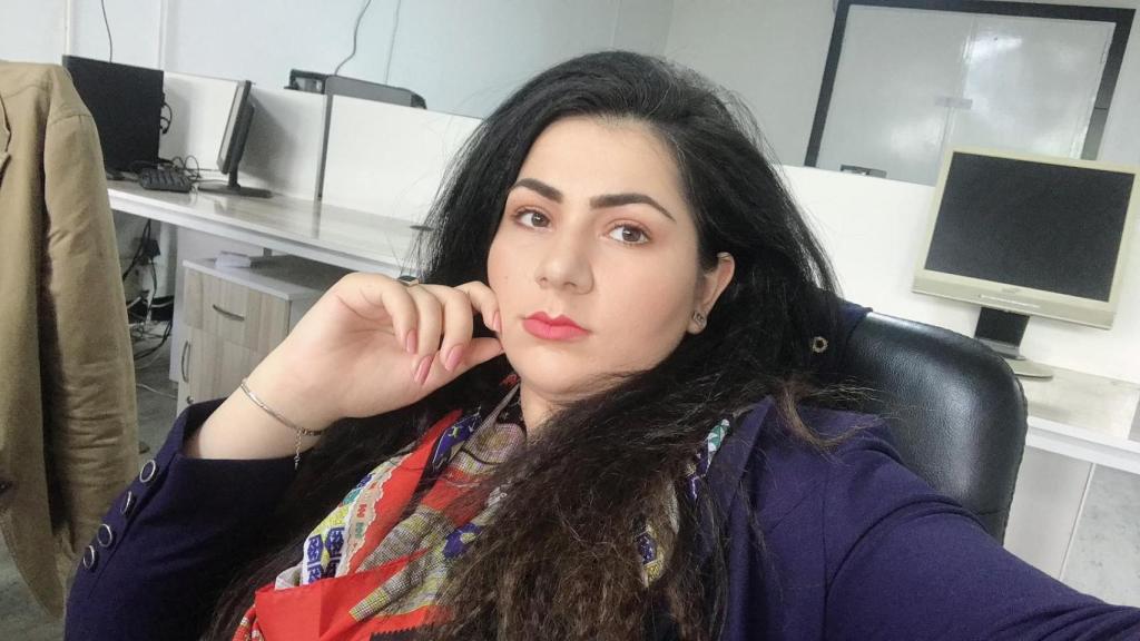 Khadija en la oficina- Periodista