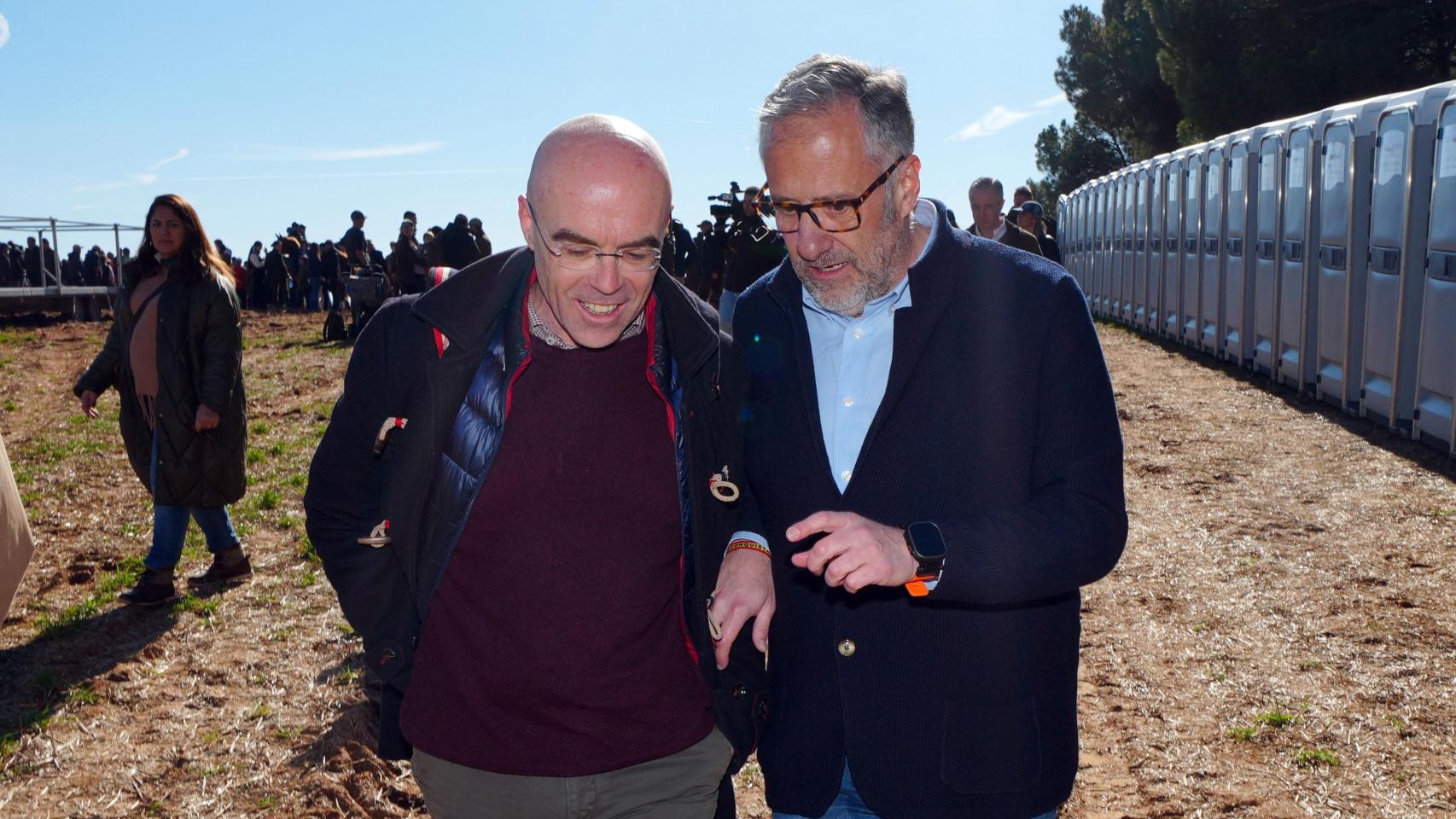El candidato de Vox a la Presidencia de la Junta, Carlos Pollán, asiste junto al jefe de la delegación del partido en Bruselas Jorge Buxadé, a la celebración del Campeonato de España de Galgos en Nava del Rey.