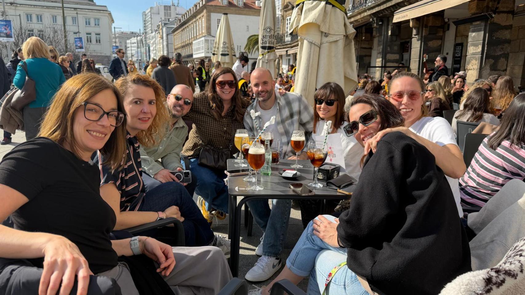 Un grupo de amigos en una de las terrazas de La Marina