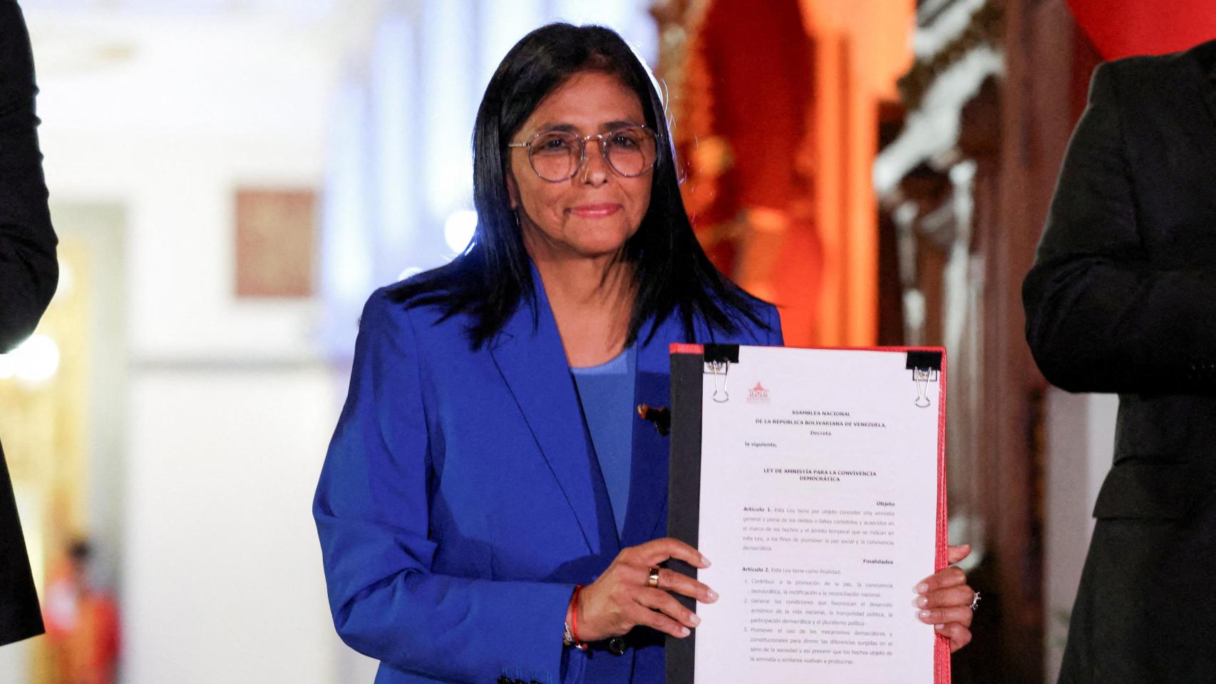 La presidenta interina de Venezuela , Delcy Rodríguez, sostiene el texto de la ley de amnistía