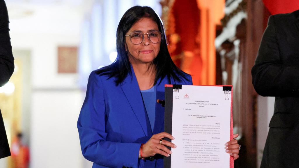 La presidenta interina de Venezuela , Delcy Rodríguez, sostiene el texto de la ley de amnistía
