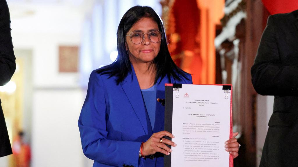 La presidenta interina de Venezuela , Delcy Rodríguez, sostiene el texto de la ley de amnistía