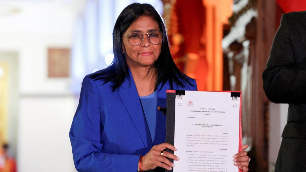 La presidenta interina de Venezuela , Delcy Rodríguez, sostiene el texto de la ley de amnistía